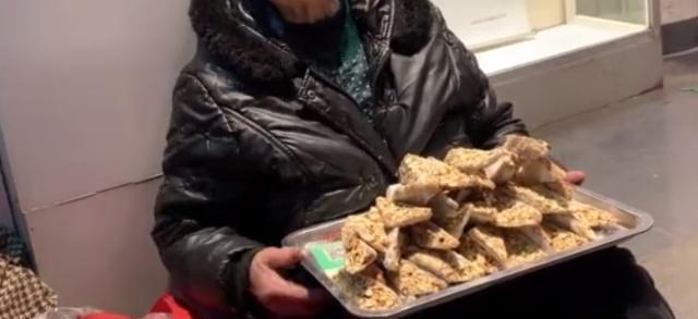 80岁老奶奶路边卖“稀罕小吃”路人见了都围观！问过价后抢着买！