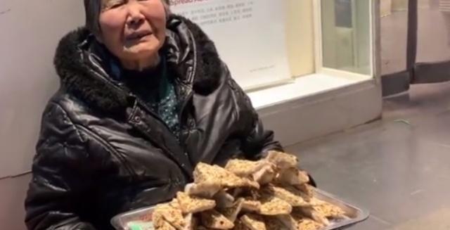 80岁老奶奶路边卖“稀罕小吃”路人见了都围观！问过价后抢着买！