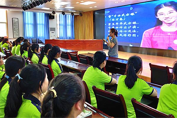 宁陕中学举行女生健康教育专题讲座