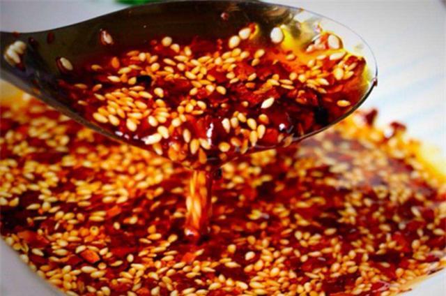 大厨这样做“辣椒油”，集麻辣鲜香于一体，加点它味道更鲜更辣