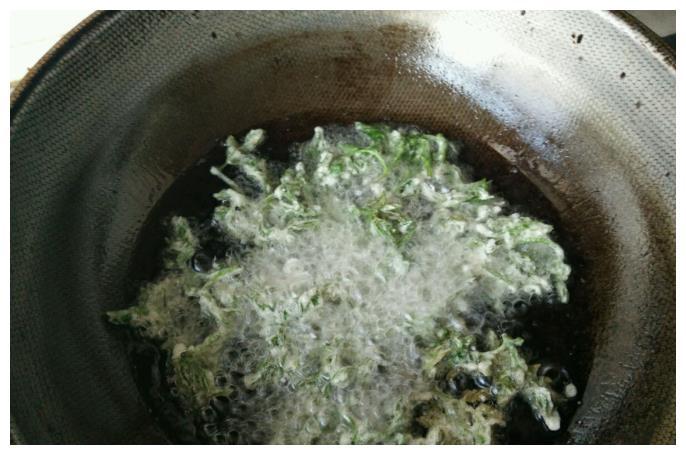 3月底，这种“嫩树叶”裹上面一炸，比椒盐蘑菇更香，不吃就亏了