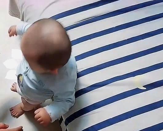 7个月宝宝自己下床，宝宝的动作让人揪心，网友：7个月就能站？