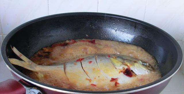 不管解冻啥鱼，切忌直接加水泡，大厨教你2招，吃着和活鱼一样鲜