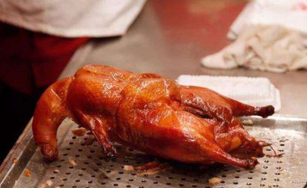 一只活鸭最少要卖50元，为什么街边烤好的烤鸭却卖十几块钱？