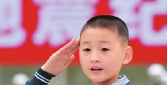 汶川地震中的3岁男孩，抢救中还向解放军敬礼，如今怎么样了？