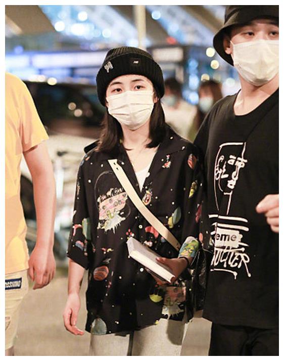 张子枫高考后首次亮相，穿黑色印花衬衫戴针织帽，和粉丝温柔交流