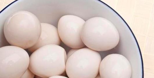 水煮蛋时，不要直接冷水下锅，牢记这２点，鹌鹑蛋都能轻松脱壳