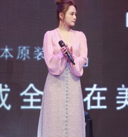 阿娇离婚后不孤单，与阿Sa晒自拍引关注，网友：离婚姐妹花