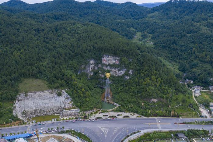 悬崖上的独特景观，贵州一个小县，用12吨黄铜建巨型“水龙头”