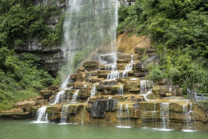 悬崖上的独特景观，贵州一个小县，用12吨黄铜建巨型“水龙头”