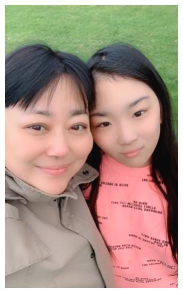 李菁菁哭诉被骗走千万，前夫怒斥其撒谎还家暴：骑女儿身上掐脖子