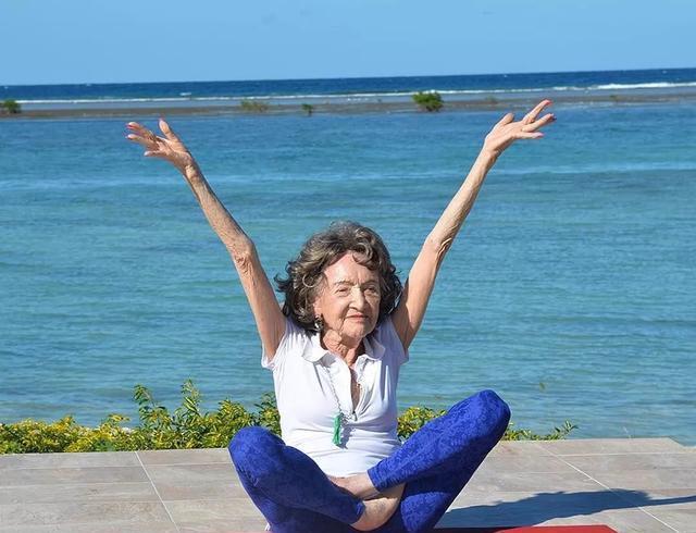 101岁硬核奶奶打破世界纪录，还跳交谊舞，生活比年轻人还丰富