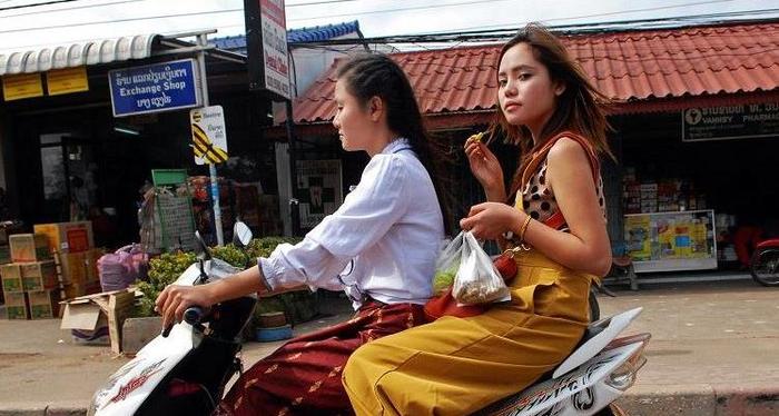 中国小伙定居老挝后，为何都不愿回国？老挝妻子害羞说出原因