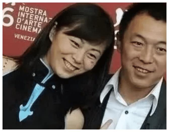 44岁黄渤妻子照片曝光，原来是我们熟悉的她，难怪两人如此恩爱