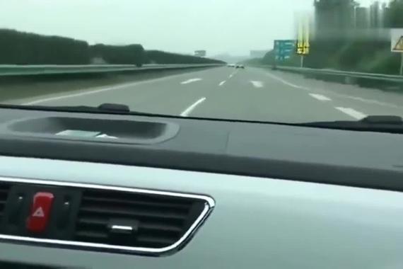 请看完,高速时速140km的瑞风S2车内状态是这样的