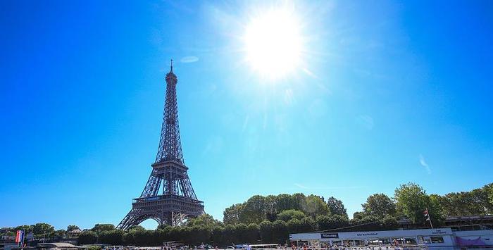 巴黎市区塞纳河游船攻略，沿途可欣赏巴黎圣母院、埃菲尔铁塔