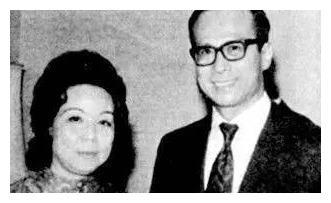 1990年，李嘉诚带18岁李嘉欣回家，3小时后庄月明突发心脏病去世