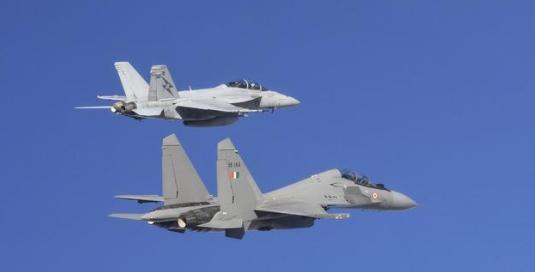 苏-30尺寸到底有多大？当它与F16、F15和台风等机型同框就明白了