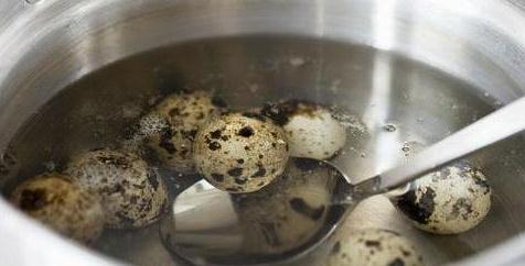 水煮蛋时，不要直接冷水下锅，牢记这２点，鹌鹑蛋都能轻松脱壳