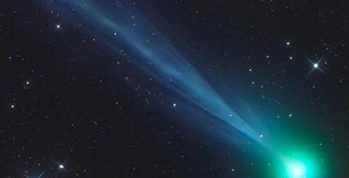 天鹅彗星造访地球，将于26日左右掠过地球，绿颜色的彗尾超壮观