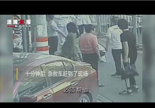 浙江年轻孕妇走着走着，突然生下来小孩掉在地上，路人抢着来帮忙