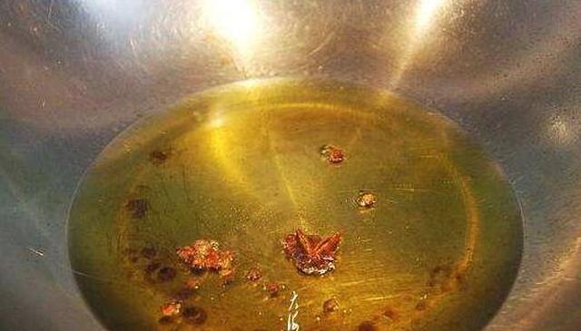 炸花椒油时，直接下锅就错了，学会这一招，又麻又香，拌啥都好吃