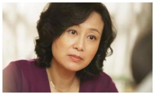 她是实力派演员吴玉芳，出道33年0绯闻，与丈夫一见钟情恩爱多年