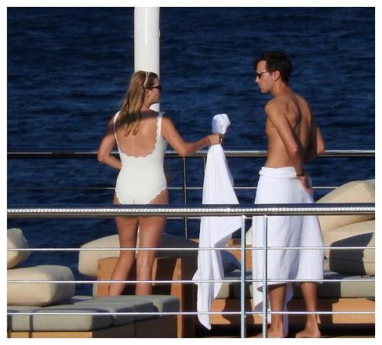 特朗普的女儿伊万卡与老公度假穿白色泳装照，简直是毁了平日形象