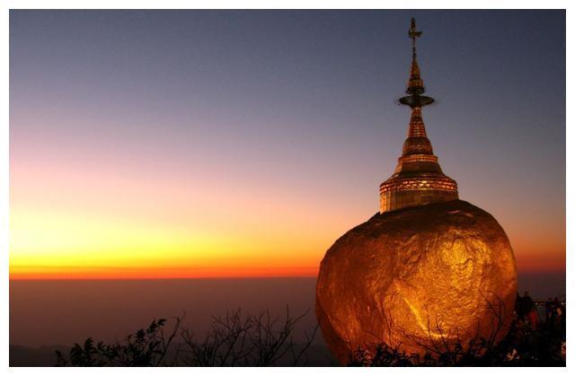全球最“神秘”佛塔，建于悬崖边上611吨巨石上，2500年屹立不倒