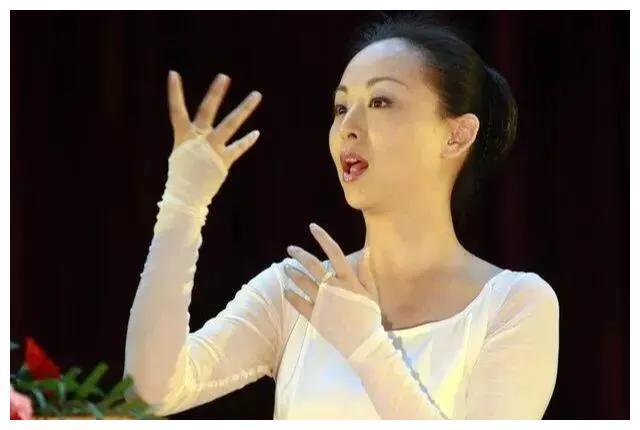 聋哑舞蹈家邰丽华，拒绝苦追她8年的富豪，转身嫁给平凡老公