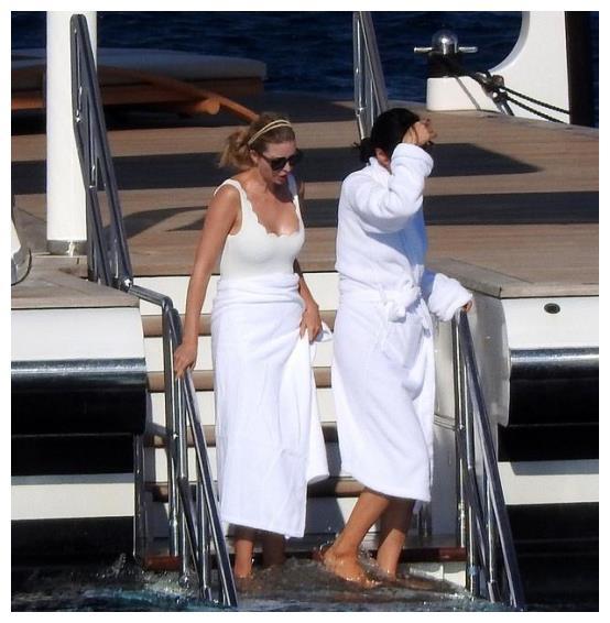 特朗普的女儿伊万卡与老公度假穿白色泳装照，简直是毁了平日形象