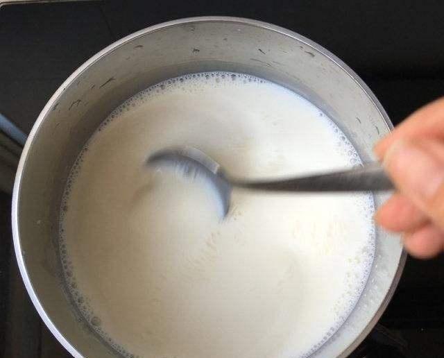 自制“姜汁撞奶”，3块生姜1袋牛奶，入口即化，我家隔三差五做！