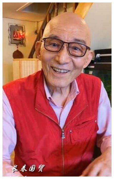 “济公”游本昌近照曝光，老当益壮气色好，87岁仍活跃在话剧舞台