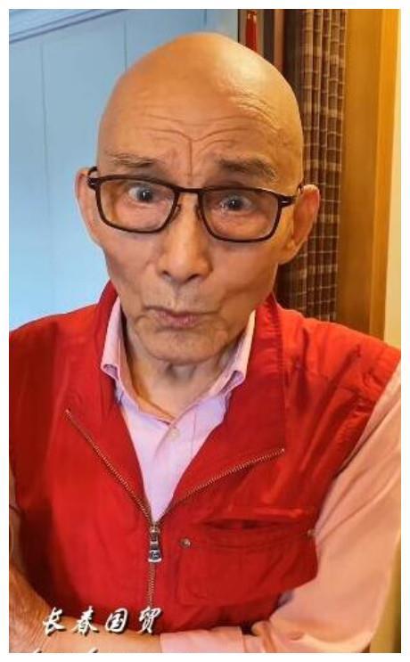 “济公”游本昌近照曝光，老当益壮气色好，87岁仍活跃在话剧舞台
