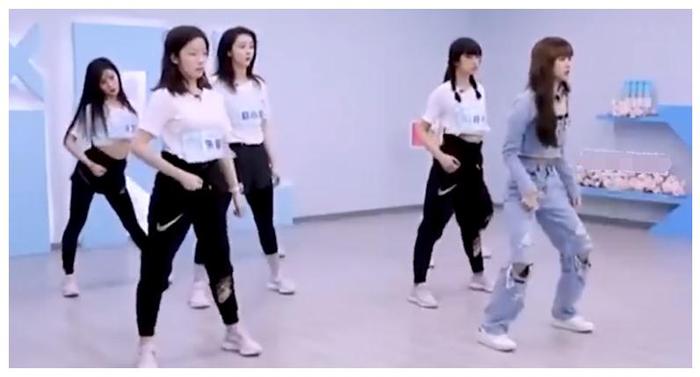 韩女团成员Lisa任《青春2》导师，腰线特细，简直比段小薇小一圈