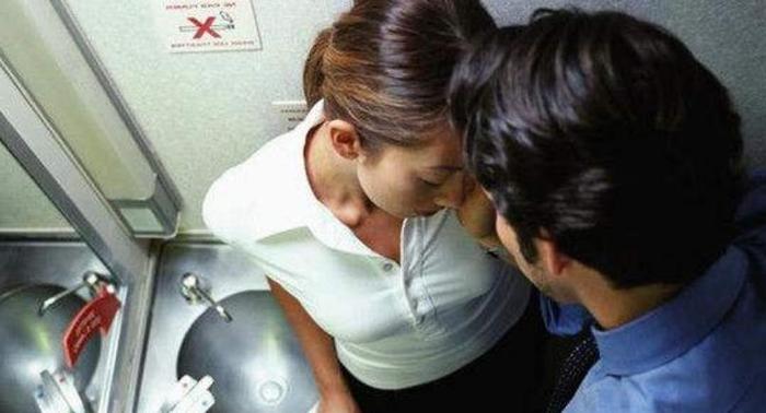 情侣在飞机头等舱有不雅行为，毫不避讳周围人，异味源源不断