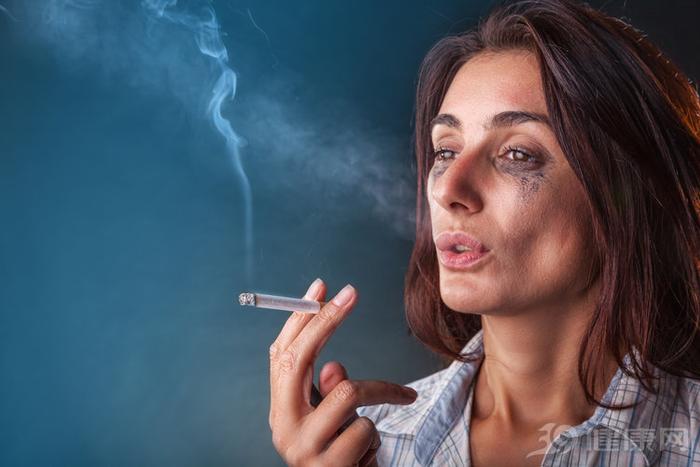 肺癌喜欢"缠上"3类人，排第一的不是烟民，在家中就可能中招