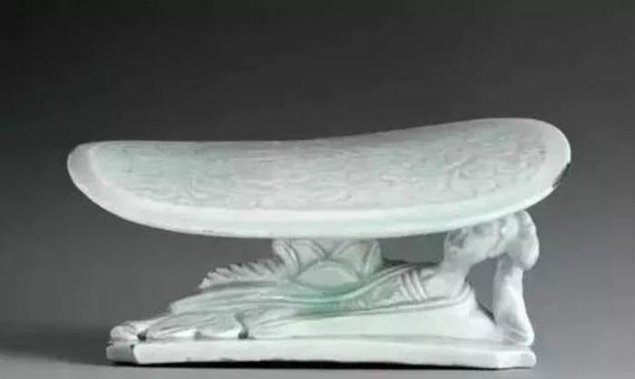 为啥古代人要用“瓷枕”，硬邦邦的枕着不难受吗？学者：方便女性
