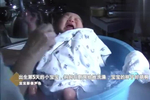 出生第5天的小宝宝,妈妈在厨房给她洗澡,宝宝的样子好萌啊