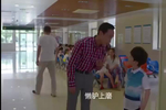淘气爷孙:嘉乐不喜欢爷爷的手枪,莫莫想要,嘉乐竟然提条件