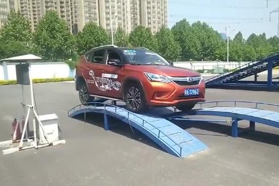 比亚迪宋DM全时电四驱轻松通过驼