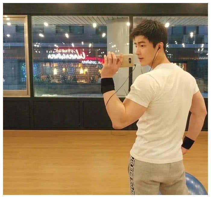 韩国帅哥健身房自拍秀肌肉