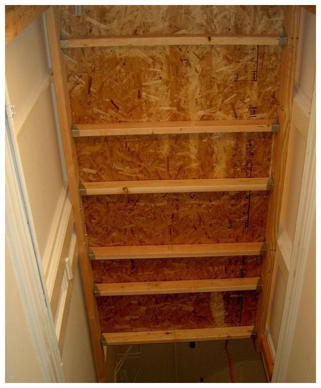 楼梯上方就该搭块木板，用来储物刚刚好，都不用植钢筋现浇楼板