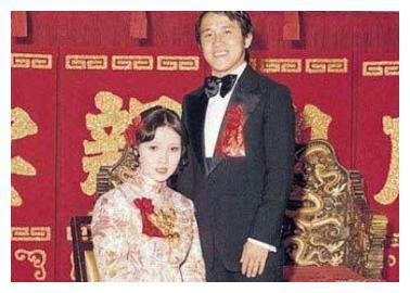 1972年，19岁的曾志伟结婚当天就不回家，还和妻子约定3年别管他