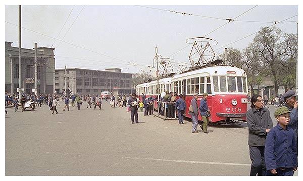 老照片  1981年哈尔滨火车站  让人怀念的蒸汽机车