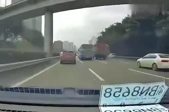 行驶中思考人生，追尾中华V3瞬间