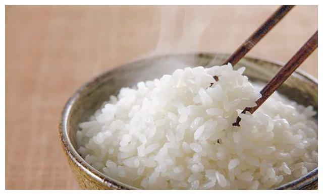 焖米饭时，许多人第一步就错了，大厨：加一滴它，米饭又香又饱满