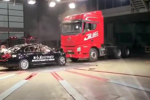 红旗H7PHEV模拟实际交通安全碰撞事故，看着真惊险