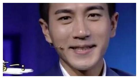 杨超越猛闻袜子称“仙女的脚不会臭” 细挖女明星的“脚臭秘闻”