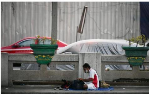泰国警方逮捕无家可归者，因其违反宵禁政策在街头睡觉